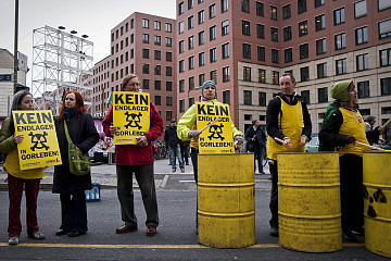 6 Berlin placards drums houses