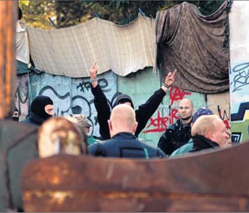 Ein ALGE-Mitglied protestiert umringt von Polizeibeamten gegen Räumung und Abriss des Vereinssitzes. Foto: Mathias Müller