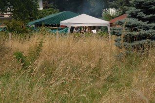 Der Spanferkelgrill raucht. Fest im Garten der Neonazi-Immobilie in München-Obermenzing. Foto: Robert Andreasch