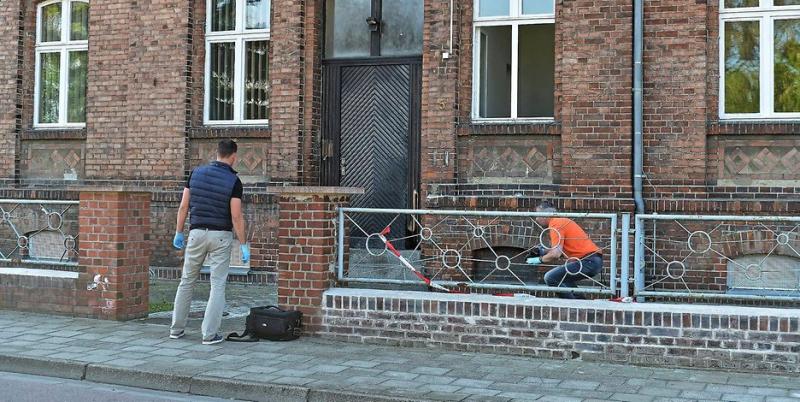 Kriminaltechniker sichern am Brandort Spuren.