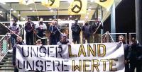 „Identitäre“ am Sächsischen Landtag, 5. Januar 2015. Rechts am Transparent: Neonazi Tony Gerber aus Zwickau.