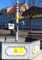 Brunnen auf dem Letzlinger Marktplatz bestückt mit Flyern zum 8. März