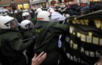 Polizei und Demonstranten gegen Rechts standen sich am Samstag in Freiburg gegenüber: Es flogen Flaschen und Feuerwerkskörper.