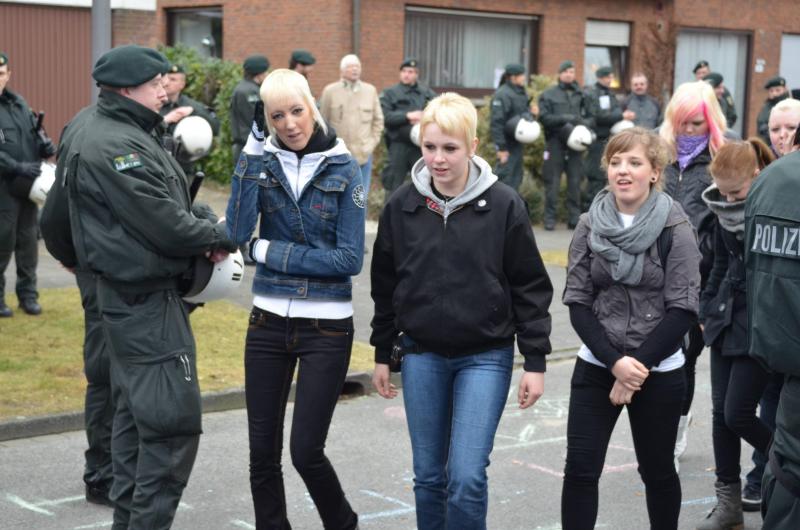 Lena Maluschek in der Mitte mit schwarzer Jacke