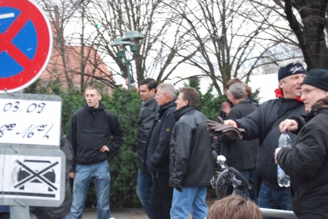 Roland Ionas Bialke markiert BKA-Beamte und Joachim Hass (LKA Berlin) mit Ellenbogen für einen Fotografen