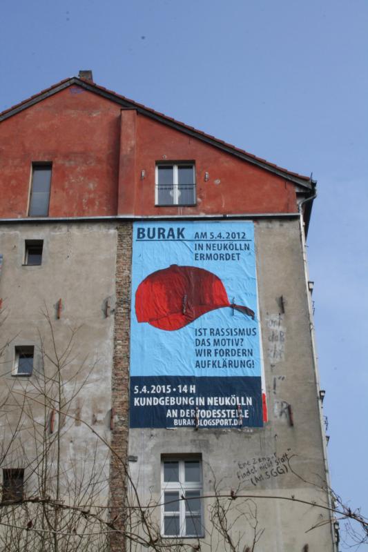 An der Hauswand Oranienstr. 1/Manteuffelstr. 42 direkt am Görlitzer Bahnhof in Berlin hängt seit 24.03.2015 ein 3 × 6 Meter großes Wandbild.