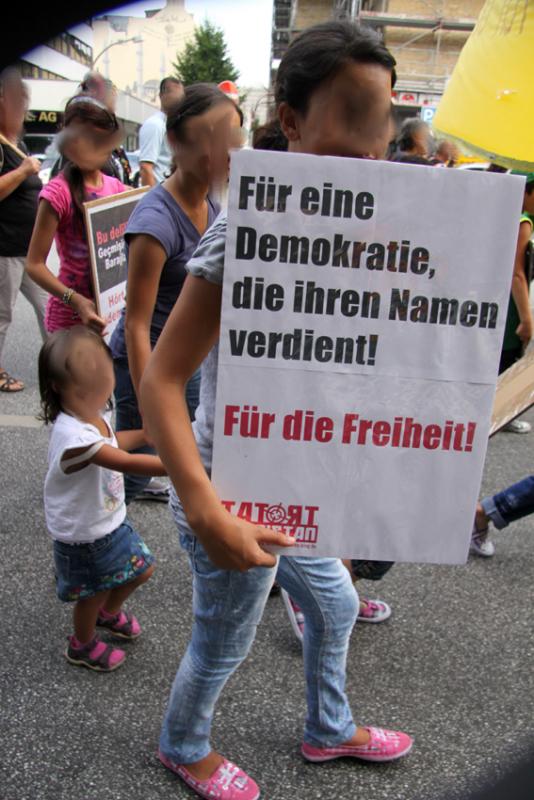 "Für eine Demokratie, die ihren Namen verdient! Für Freiheit!"