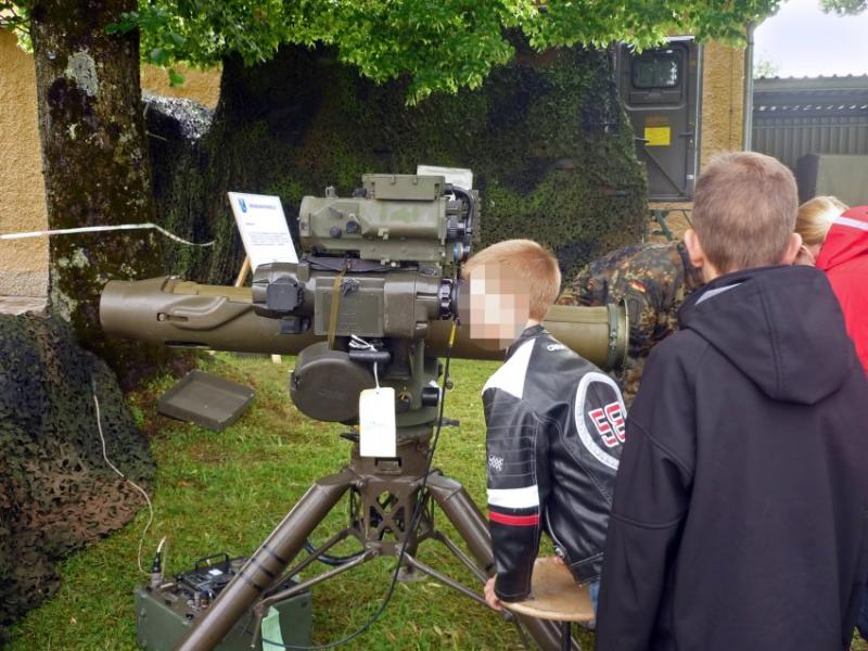 Schweres Gerät: Beim Tag der offenen Tür in der General-Konrad-Kaserne Ende Mai konnten Kinder auch mit Erfassungssystemen echter Panzerfäuste in Kontakt kommen