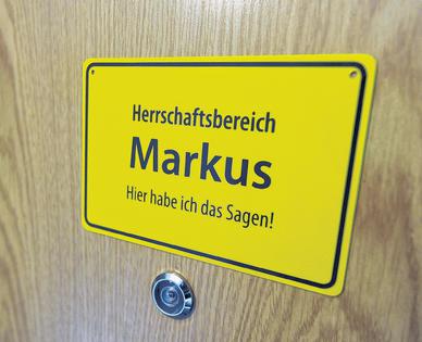 Die Wohnungstür von Markus W. im Neubaublock in Borna-Gnandorf: In seinem Herrschaftsbereich hat nur er das Sagen. Fotos: Andreas Döring