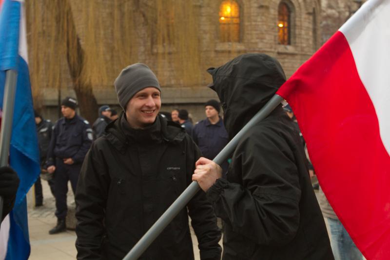 Rechts Nazi aus Deutschland mit Reichskriegfahne.Links möglicherweise auch aus DD