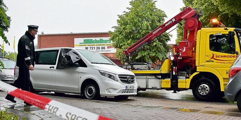 Ein beschädigtes Fahrzeug wird am Tag nach den Attacken abtransportiert.