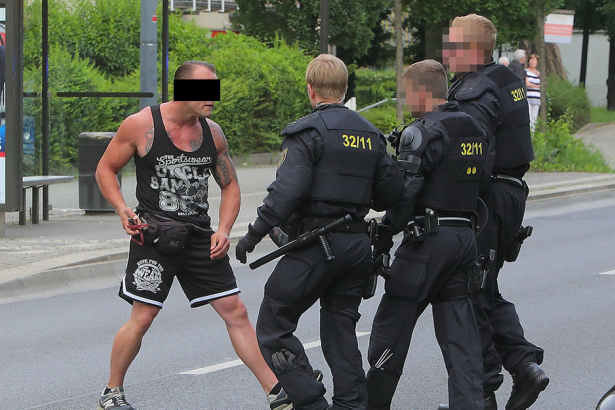 Er habe sich vor der Polizei gefürchtet, erklärte Robert H. zu dieser Randale-Szene im Gericht. 