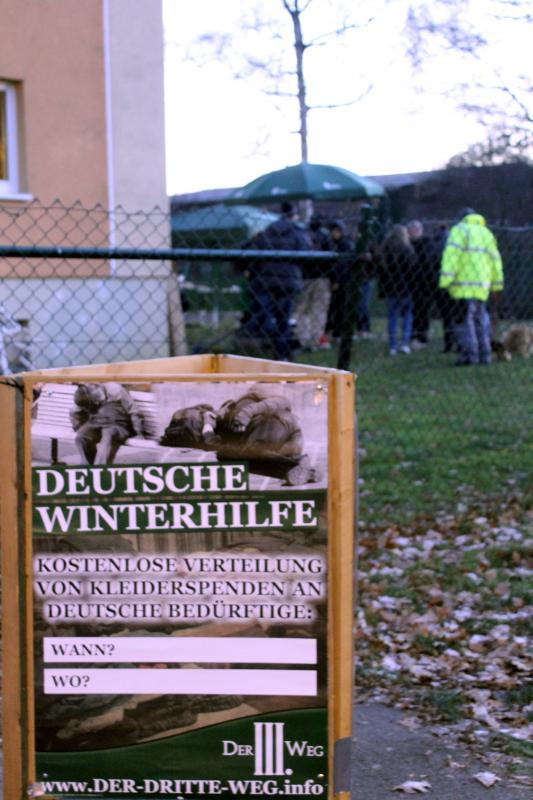 Ein Plakat vor dem Gebäude. 