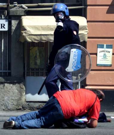 Genova 2001Carabinieri e Polizia