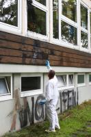  Im Vereinsheim des 1. FC Eislingen gingen in der Nacht auf Dienstag zwei Scheiben zu Bruch, als Unbekannte vor einer geplanten Veranstaltung der AfD, Parolen an die Wände schmierten und Farbbeutel warfen. 