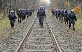 Polizei auf Schienen beim Castor