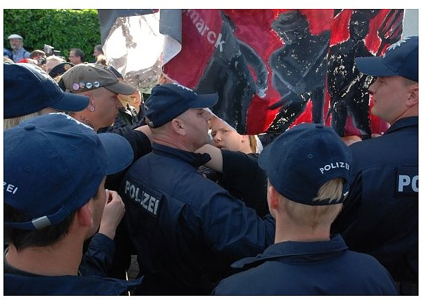 Abgeordnete des Landtages von Sachsen-Anhalt stehen vor dem Inseler Gemeindehaus mit einem Transparent mit der Aufschrift "Die Würde des Menschen ist unantastbar!".