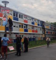 npd-hunde plakatieren nach brandstiftung an containerheim