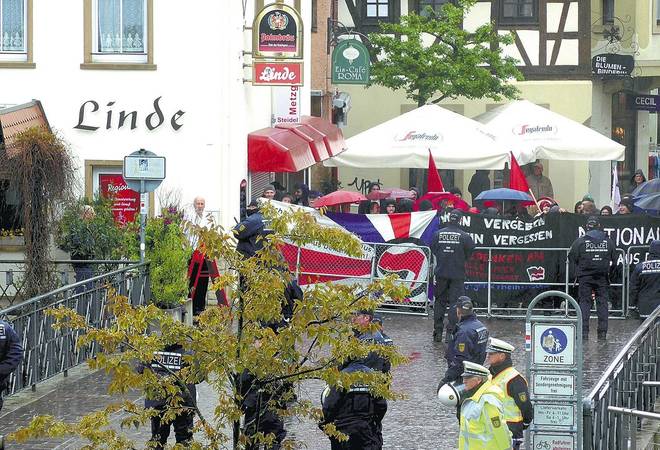 Der Polizeiaufwand war auffallend hoch. Schätzungen zufolge waren in der Innenstadt und am Bahnhof deutlich über 200 Beamte im Einsatz, hier am Kopf der Bahnhofstraße, wo sich eine zweite Gegendemo hinzugesellt hat.