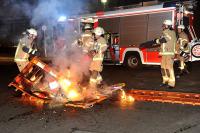 Die Feuerwehr musste anrücken um eine brennende Straßenabsperrung zu löschen