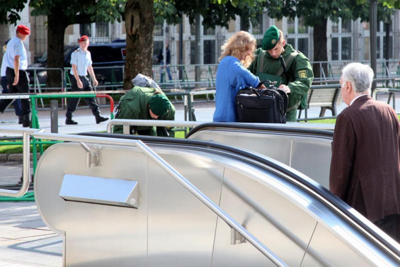 Taschenkontrollen bei unbeteiligter Passantin