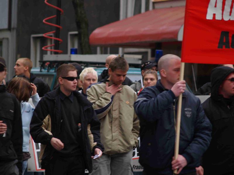 25.10.2008 Bochum -NPD-Bundestagskandidat Markus Schumachermit seinem Adlatus Andre Zimmer