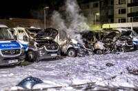 In der Nacht zu Montag brannten sechs Einsatzwagen der Polizei Hamburg aus Foto: Michael Arning / HA