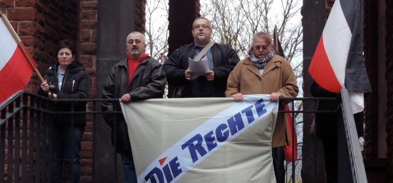 v.l.: Elfi_Kämmer, Thomas_Rausch, Dirk_Schmidt, Petra_Rausch und Cindy Schmidt (von Fahne verdeckt)