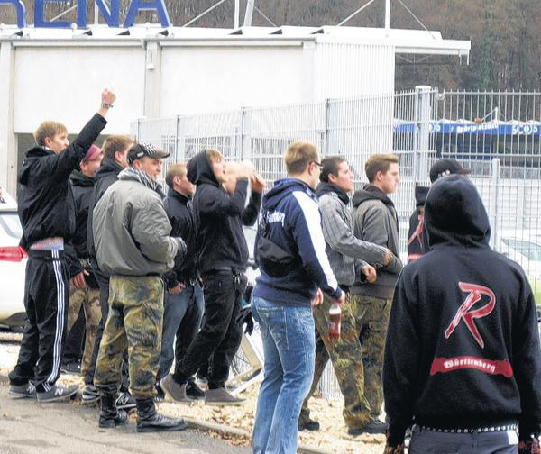 Stefan E. im Stadion (mit Bomberjacke, Flecktarnhose und Kappe) 