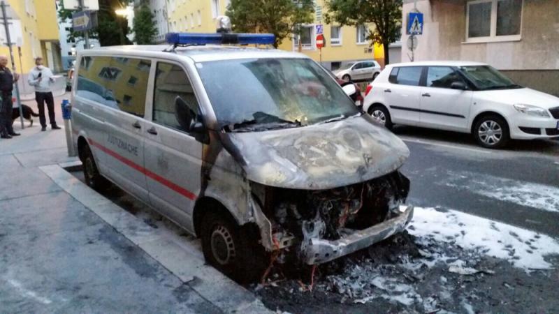 Brand eines Justizbusses vor dem Gefängnis Mittersteig