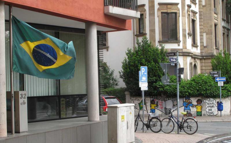 Gegenüber des brasilianischen Generalkonsulats "Injustiça e Retrocesso" – "Ungerechtigkeit und Rückschritt" (statt "Ordnung und Fortschritt" auf der brasilianischen Flagge), "Não a redução da maioridade penal" – "Keine Herabsetzung der Strafmündigkeit"