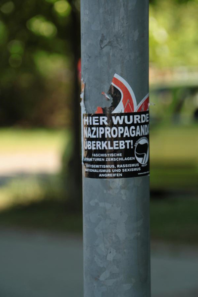 Hier wurde Nazipropaganda überklebt