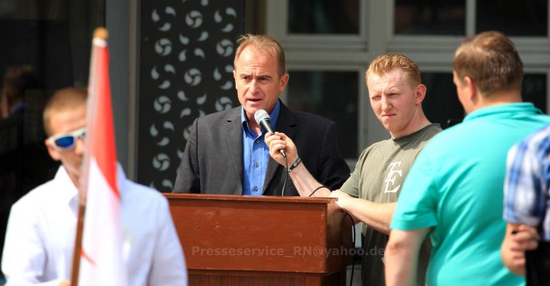 Redner Wolfram Nahrath (Rechtsanwalt und NPD Mitglied) und Mikrofonhalter Dave Trick (NPD und NSFKN)am 05.07.2014 in Brandenburg