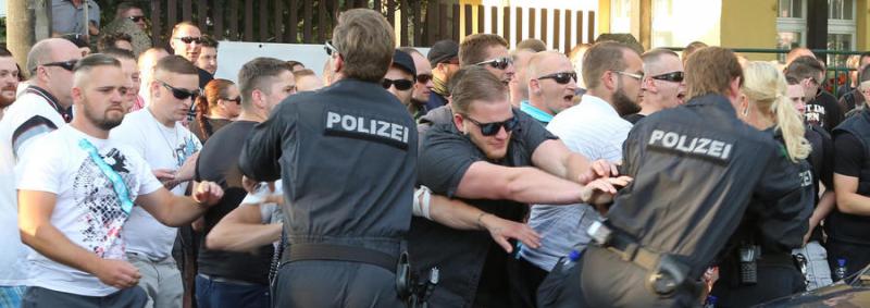 Ausschreitungen bei NPD-Demo am 24. Juli 2015 in Dresden. Quelle: dpa