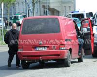 Nazi-Mobil: Mit dem Auto von Sven Lemke wurden Transparente und Fahnen zur Demonstration gebracht. Gut neben dem Nummernschild zu erkennen: Das Logo der Kameradschaft "Kommando Werwolf". (Foto: antifaschistische recherchegruppe frankfurt (oder))