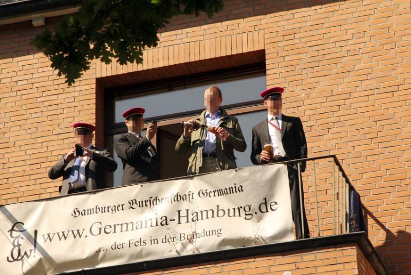  "Ihr solltet mal lieber Bier trinken, ihr Deppen!", rufen die Burschenschafter Journalisten, Demonstranten und Polizisten entgegen.