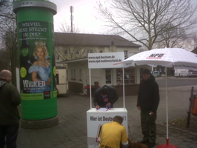 NPD-Stand am Bismarckplatz in Wattenscheid mit Nachwuchsnazi Andre Zimmer (rechts)