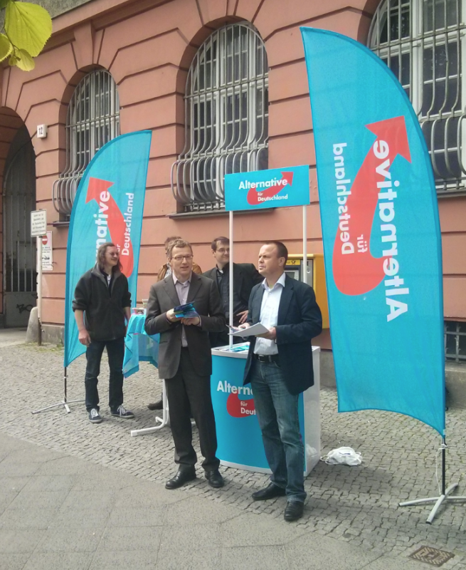 Frank Börner im AfD-Wahlkampf mit den Pankower AfD'lern Markus Egg, Thomas Weißbrich und Andrea Siewert, vor der Post in Pankow (Quelle: Facebook-Seite der AfD-Pankow, 14.05.2015)