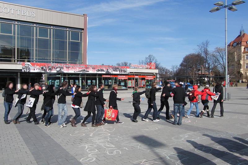 Flashmob gegen NPD-Infostand