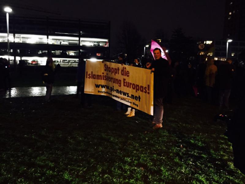 Geklaut vom "Ruhrbarone"Rechts mit Regenschirm am PI-Transparent: Christoph Schmidt