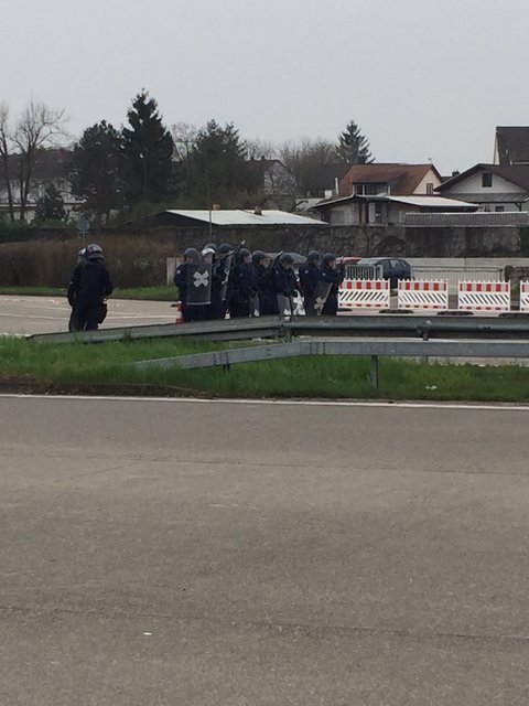 Der Verkehr wird von der Autobahn umgeleitet. 