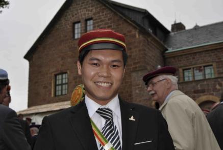 «Ich bin stolz, ein Deutscher zu sein.» Das sagt Kai-Ming Au. (...) Doch weil er chinesische Eltern hat, forderte eine Bonner Burschenschaft einen Ariernachweis für die Aufnahme neuer Mitglieder.