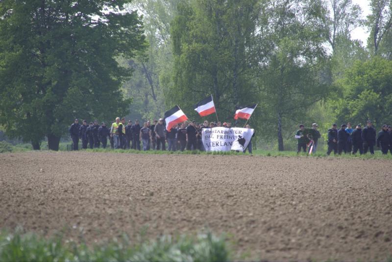 Nazis laufen vom Panzergraben zurück