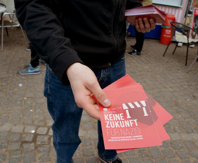 Flyer verteilen auf der Walpurgisnachtdemo