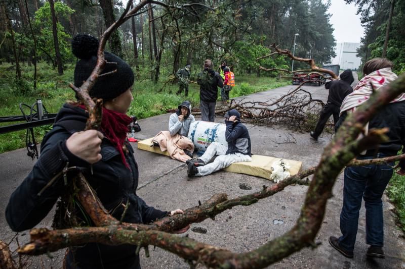 Blockade der Hauptzufahrt der Wiesenhof-Schlachtfabrik in Möckern