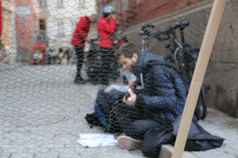 Friedensaktivisten vor dem "Grenzzaun"