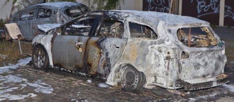 Berlin-Kreuzberg, 17. Juli 2015: Durch Brandstiftung sind drei Autos in Berlin-Kreuzberg beschädigt worden. Zwei Fahrzeuge brannten dabei am frühen Freitagmorgen am Paul-Lincke-Ufer vollständig aus, wie die Polizei mitteilte. Foto: ABIX Berlin-Kreuzberg, 17. Juli 2015: Durch Brandstiftung sind drei Autos in Berlin-Kreuzberg beschädigt worden. Zwei Fahrzeuge brannten dabei am frühen Freitagmorgen am Paul-Lincke-Ufer vollständig aus, wie die Polizei mitteilte. Foto: ABIX