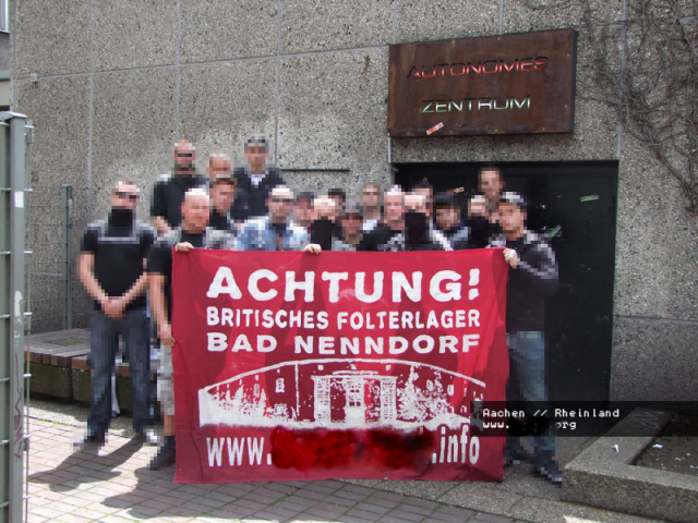 Ein Teil der Kameradschaft Aachener Land (KAL) vor dem Autonomen Zentrum (AZ) Aachen