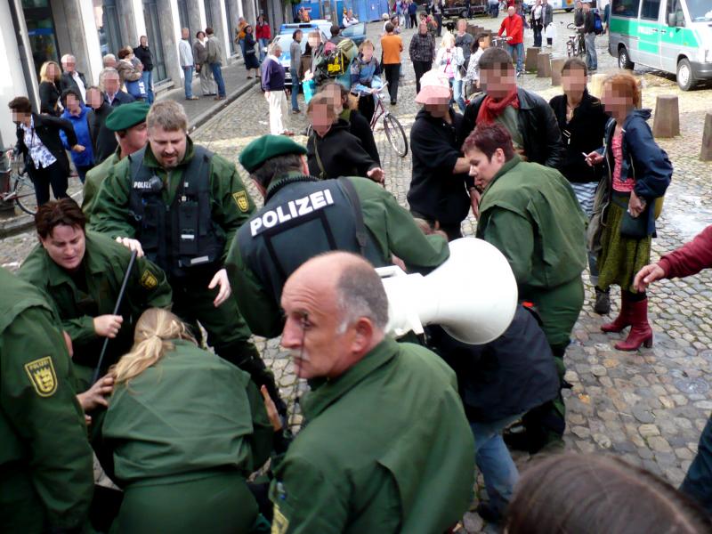 Bullen führen willkürliche Personalienfeststellung durch