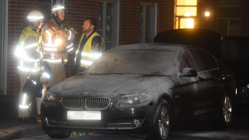 Der BMW ist mit einer Schaumschicht bedeckt. Die Löscharbeiten dauerten mehrere Stunden 